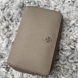 Tory Burch Medium-zip around leather wallet gray